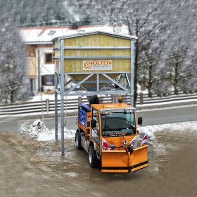 Mobile Silos 3,5 + 5,0 + 10 m³ mit Unimog im Schnee