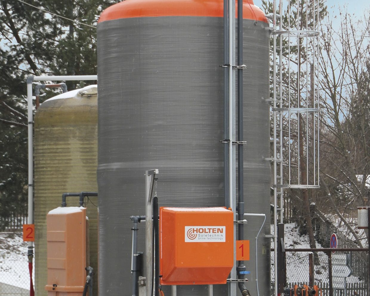 Vollständig aufgestellte Solepumpstation im Winter