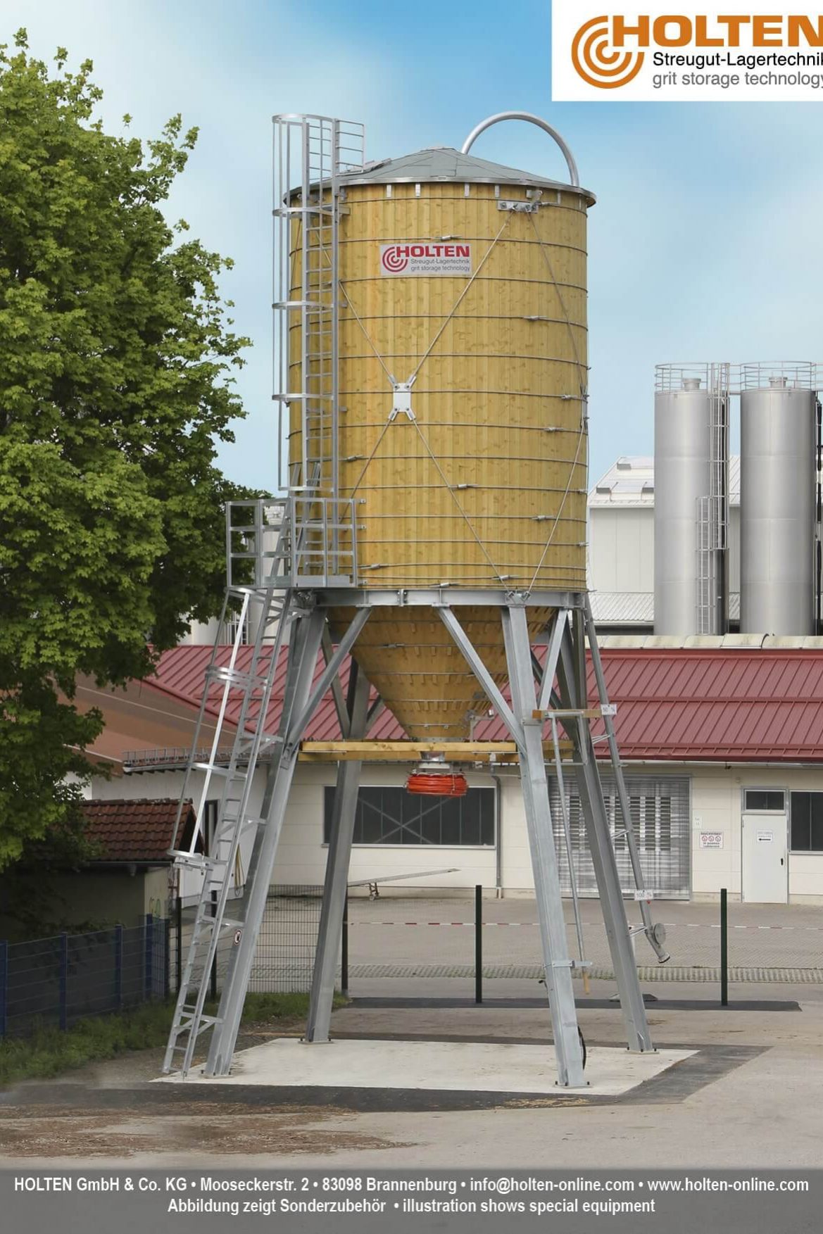 Streugutlagersilo in Holz-Stahl Bauweise vor einer Firmengebäude