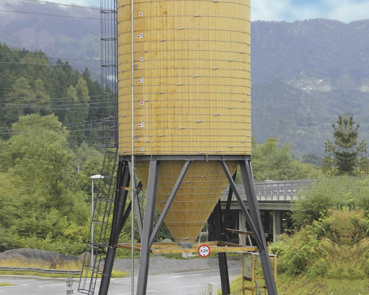 Streugutlagersilo aus kombinierter Holz-Stahl Bauweise