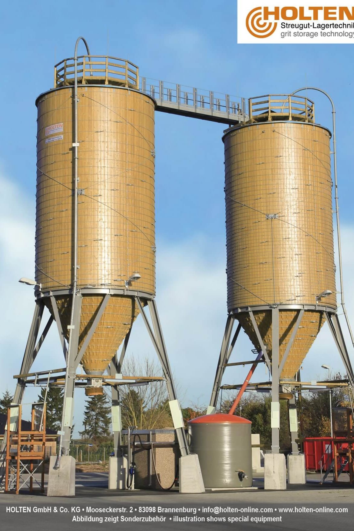 Zwei verbundene Streugutlagersilos in Holz-Stahl Bauweise