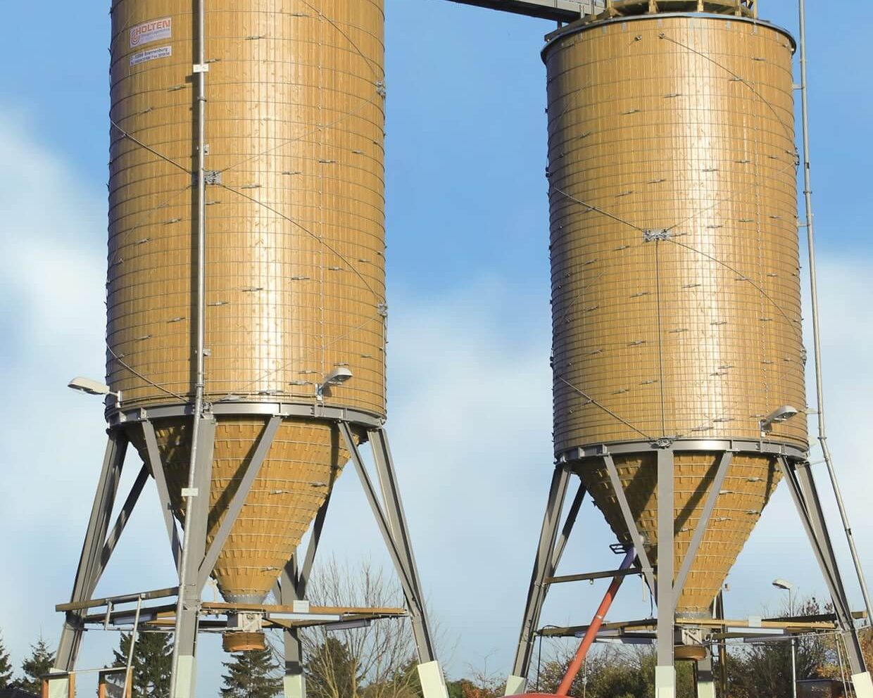 Zwei verbundene Streugutlagersilos in Holz-Stahl Bauweise